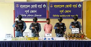 টেকনাফে কোস্ট গার্ডের অভিযানে ১৪ কেজি আইস, মদ ও ৫ হাজার পিস ইয়াবা জব্দ